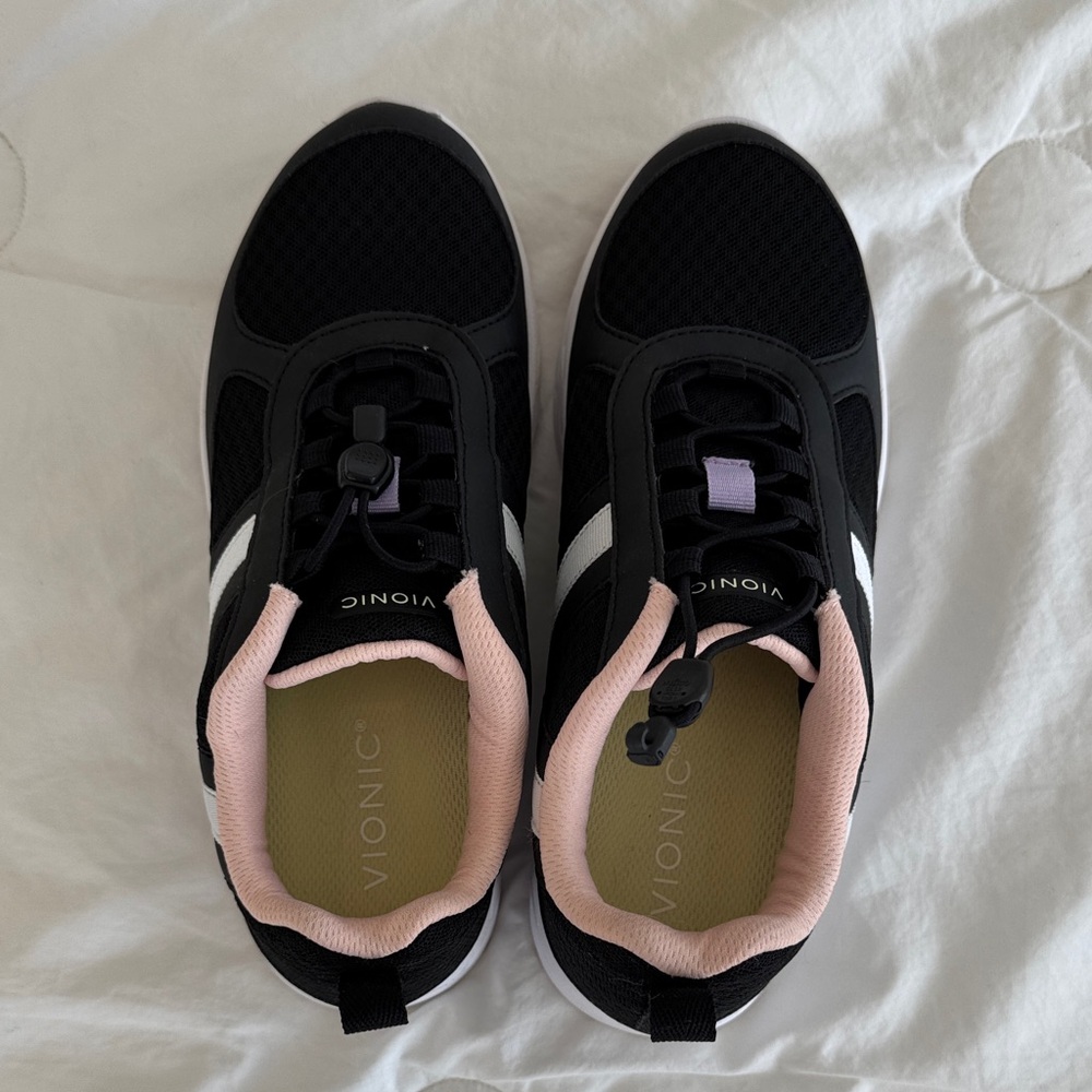 New with box Vionic Maren Sneaker.